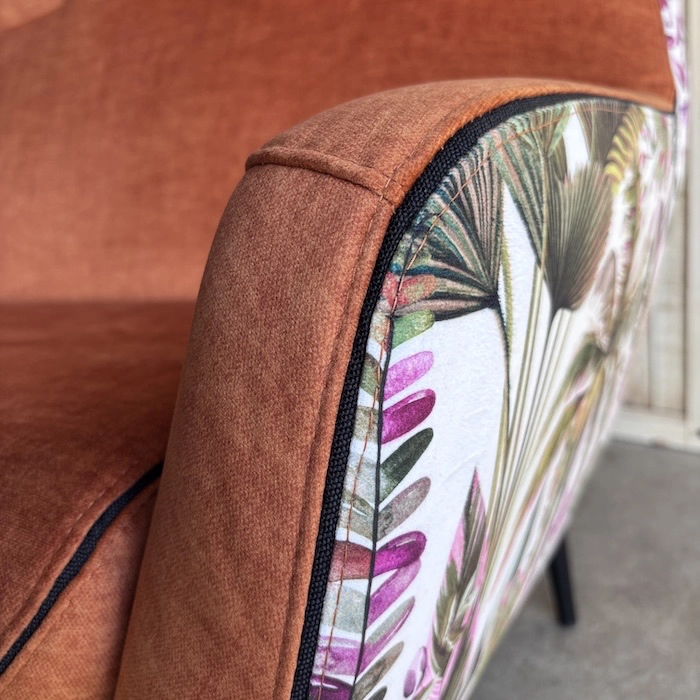 canapé brique fleurs