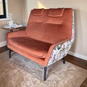 canapé brique fleurs