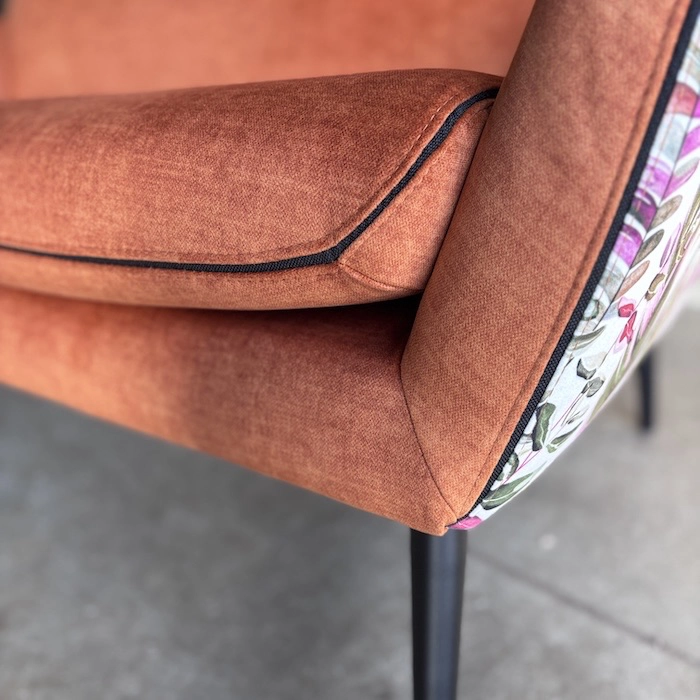 canapé brique fleurs