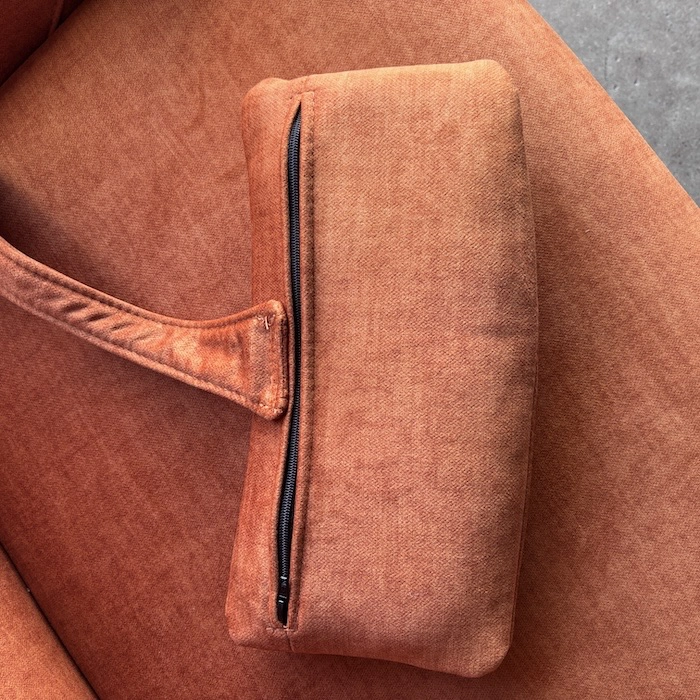 canapé brique fleurs