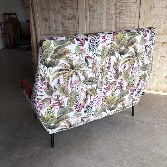 canapé brique fleurs