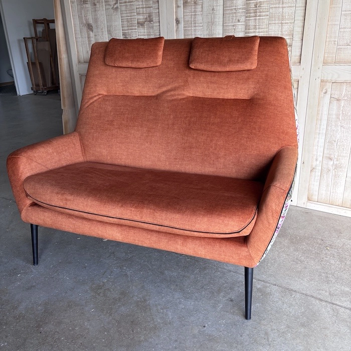 canapé brique fleurs