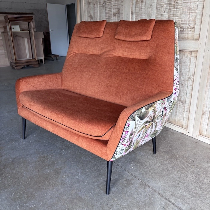 canapé brique fleurs