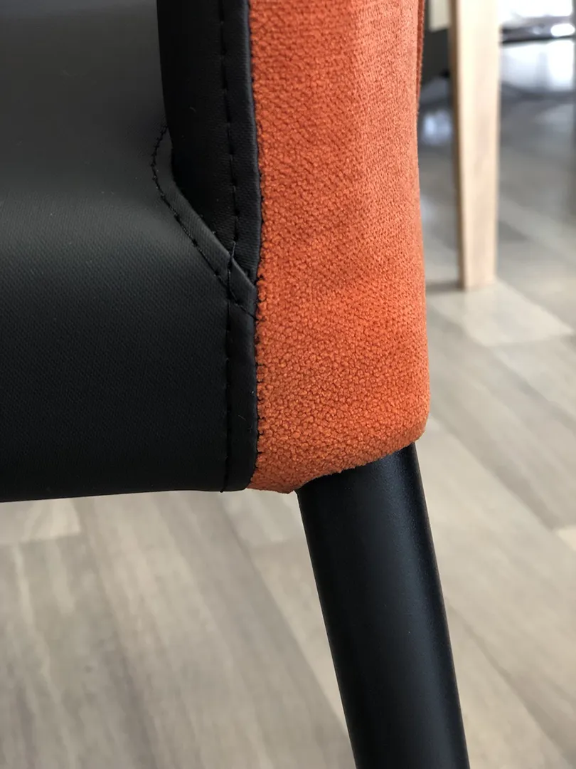 Chaise Francine bi matière noire/orange – Image 5