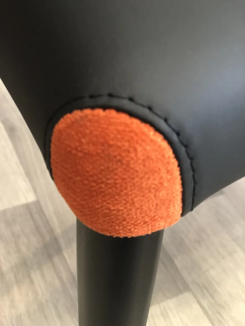 Chaise Francine bi matière noire/orange – Image 6