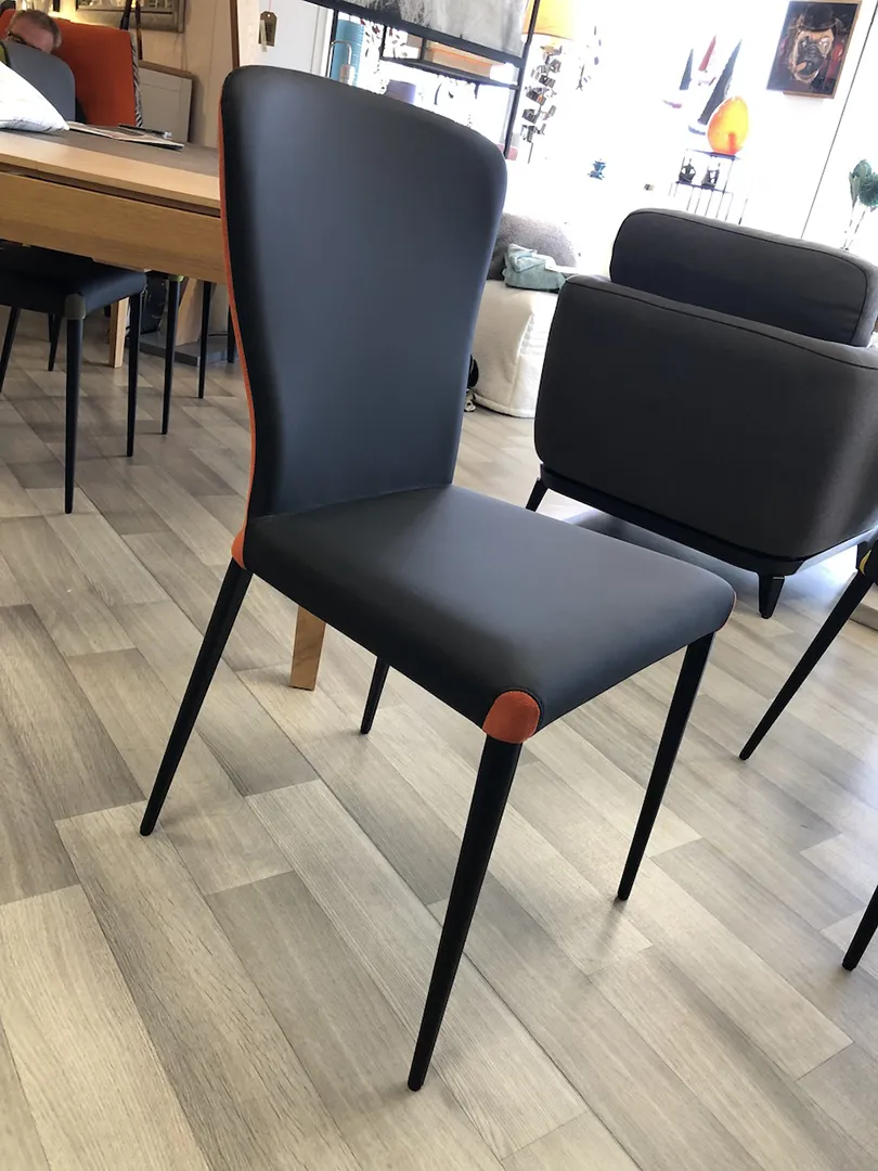 Chaise Francine bi matière noire/orange – Image 8