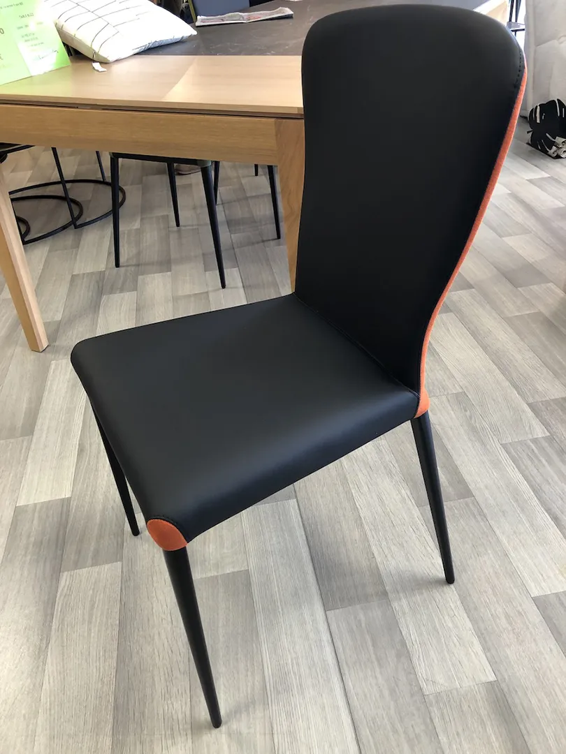 Chaise Francine bi matière noire/orange – Image 10