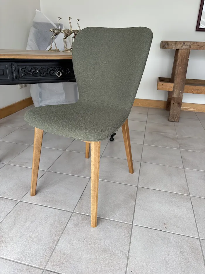 Chaise Jacobson tissu bouclette kaki – Image 2