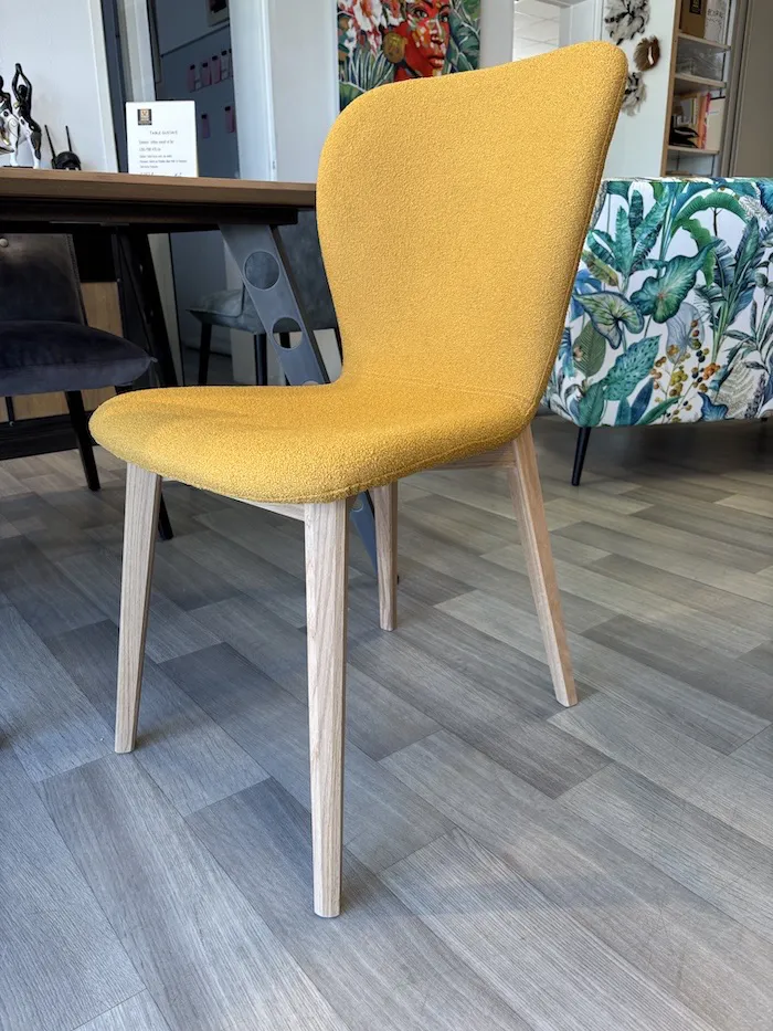 Chaise Jacobson tissu bouclette moutarde – Image 6