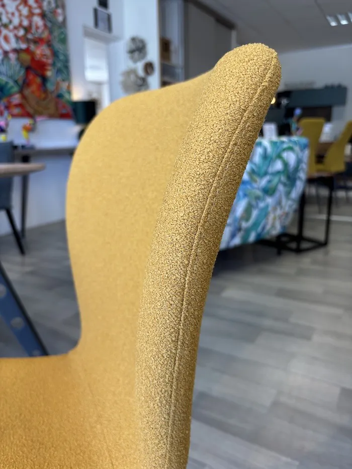 Chaise Jacobson tissu bouclette moutarde – Image 5