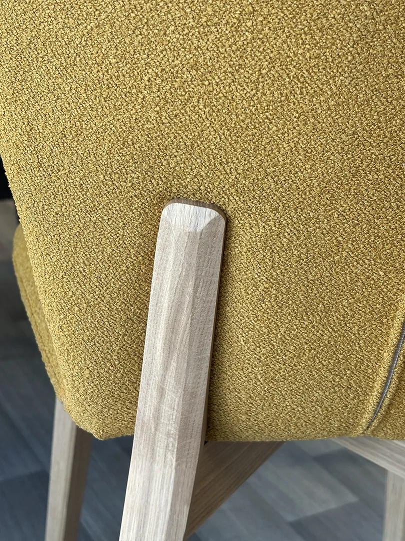 Chaise Jacobson tissu bouclette moutarde – Image 3