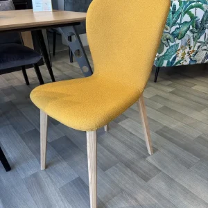 Chaise Jacobson tissu bouclette moutarde