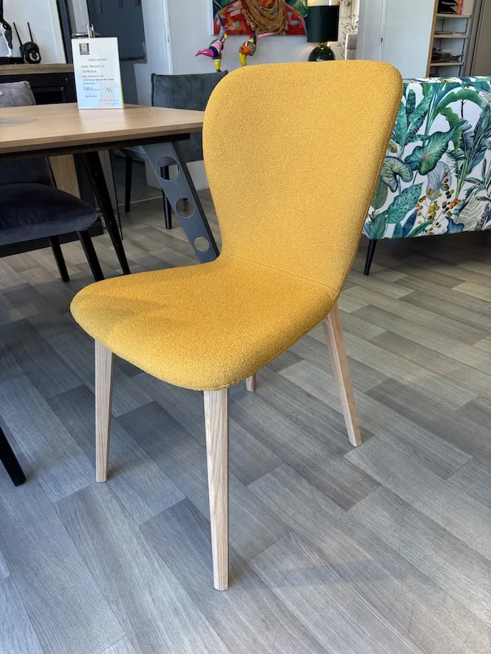 Chaise Jacobson tissu bouclette moutarde