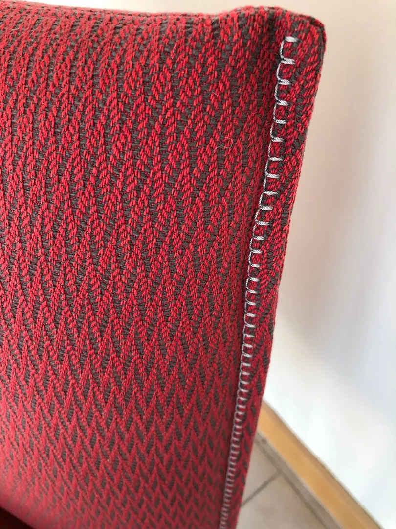 Chaise Soda tissu losanges rouge & gris – Image 3