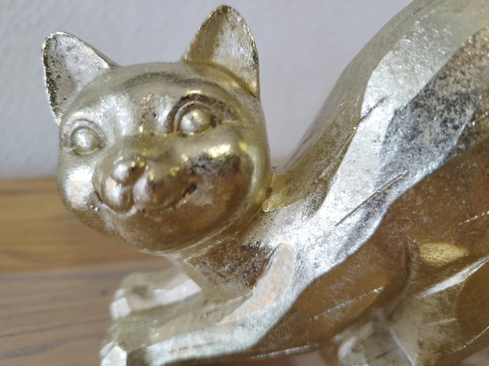 Chat Brillant doré penché – Image 2