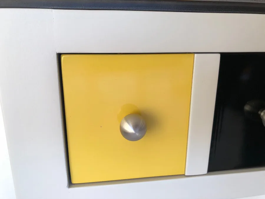 Console Parisienne Noire et jaune – Image 10
