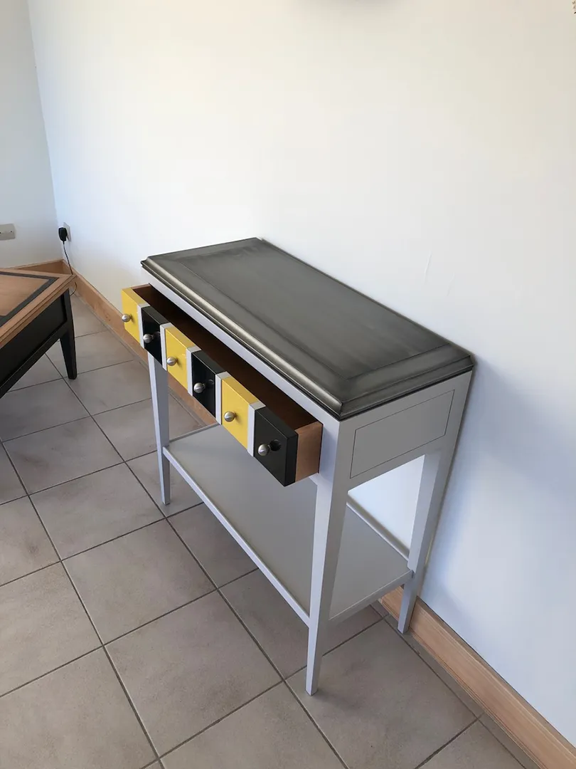 Console Parisienne Noire et jaune – Image 9