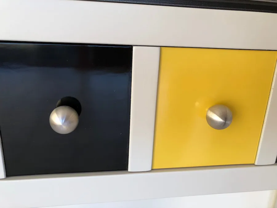 Console Parisienne Noire et jaune – Image 11