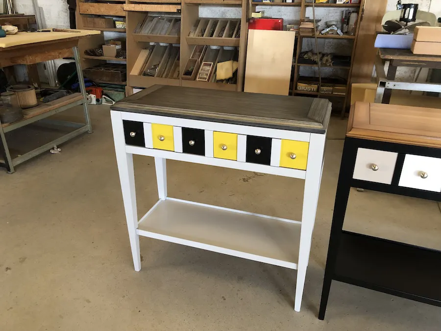 Console Parisienne Noire et jaune – Image 13