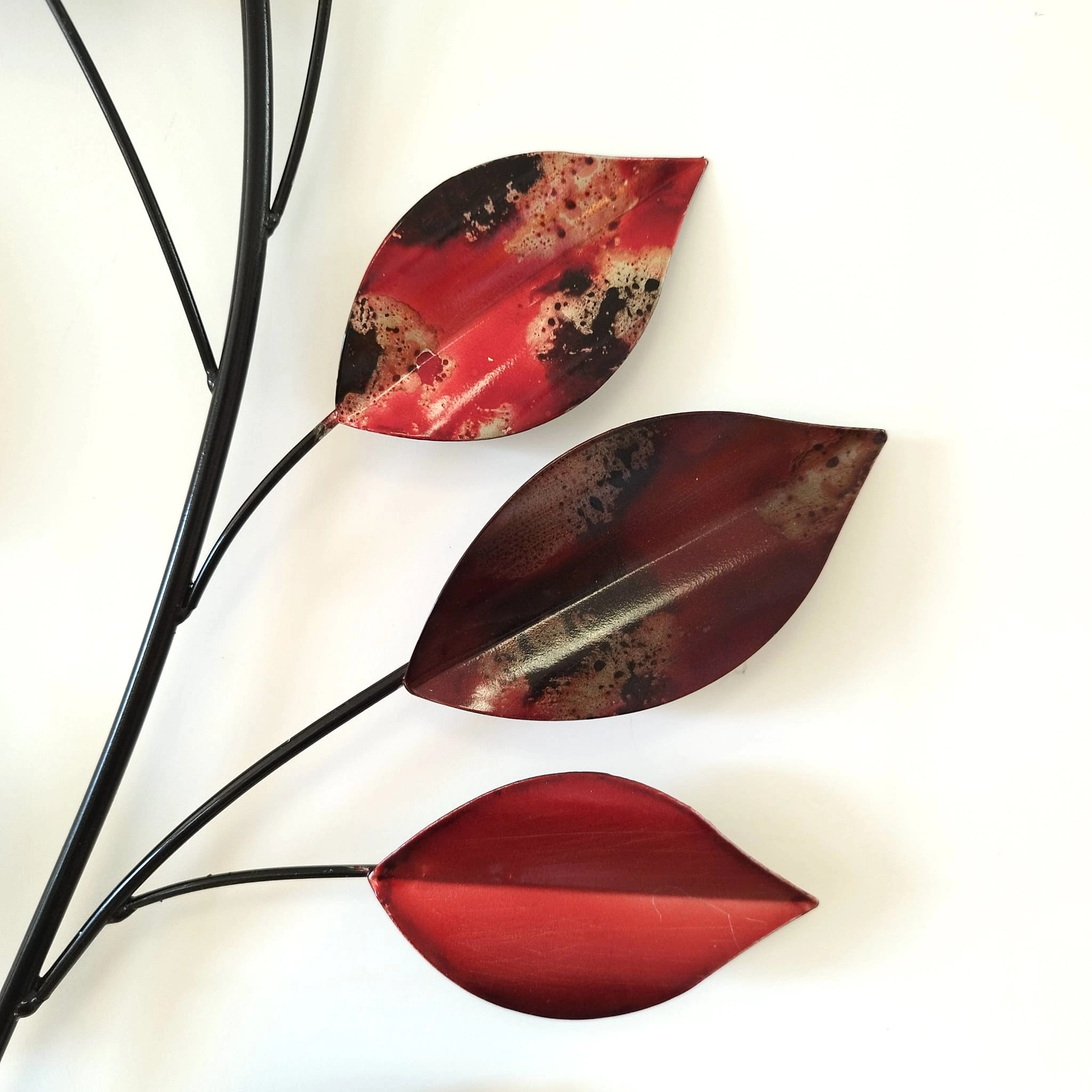 décoration murale métal feuilles rouges