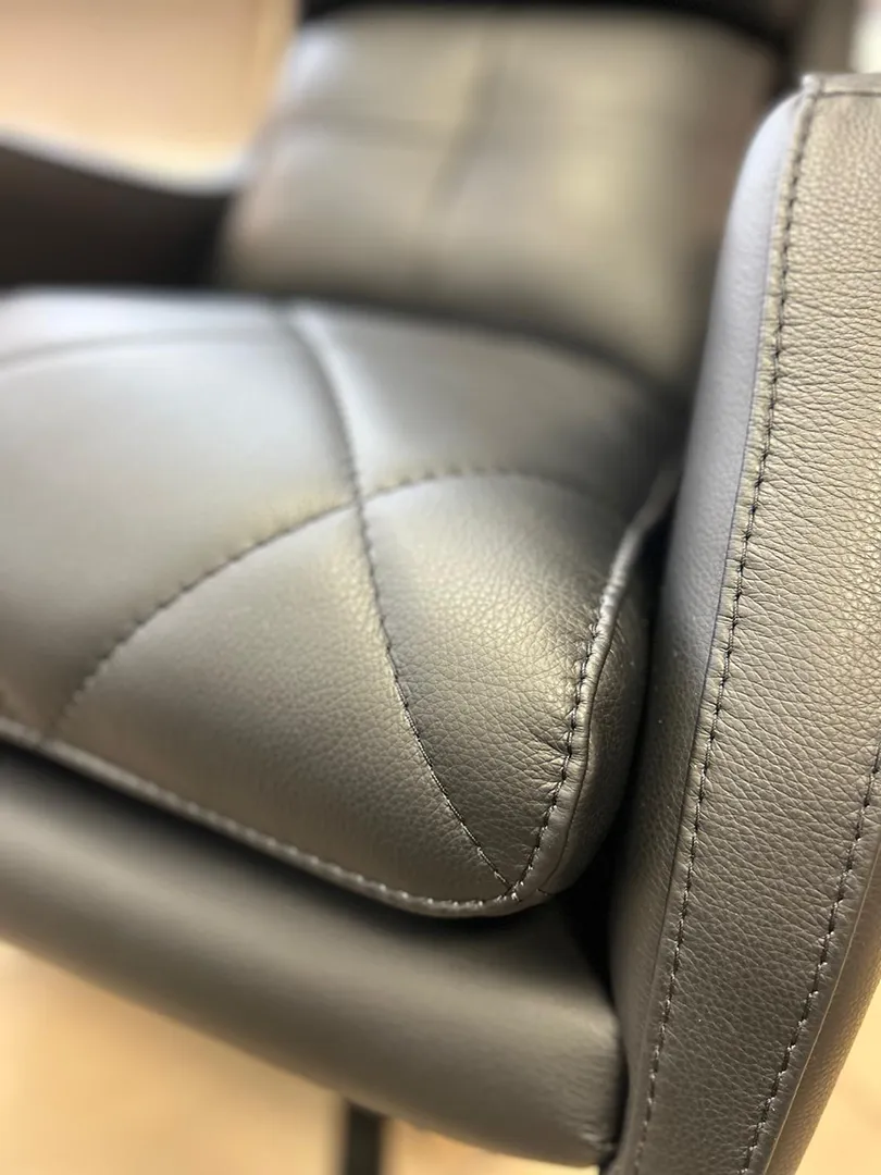 Fauteuil America pivotant cuir noir – Image 12