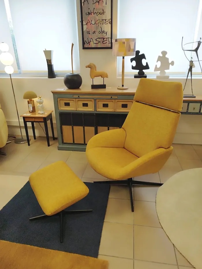 Fauteuil Lotus et son repose pieds ocre – Image 7