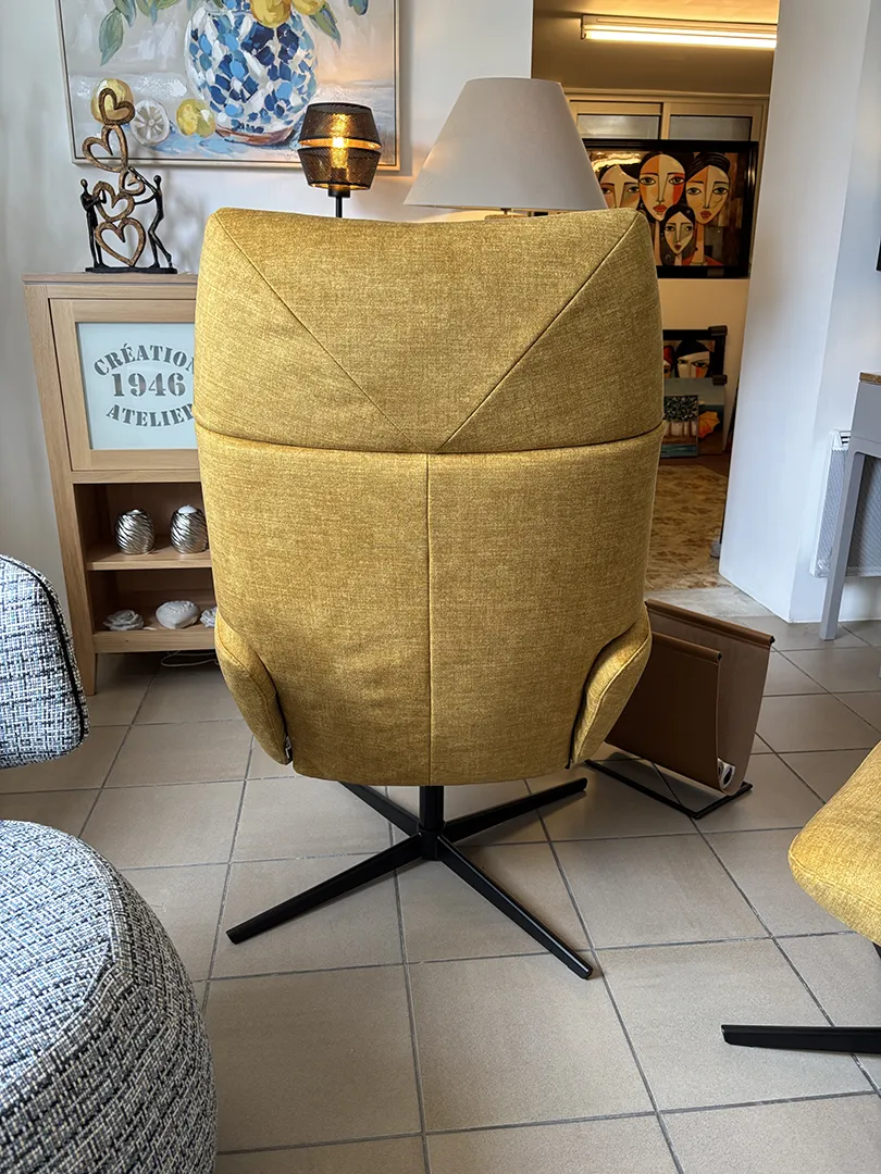 Fauteuil Lotus et son repose pieds ocre – Image 9