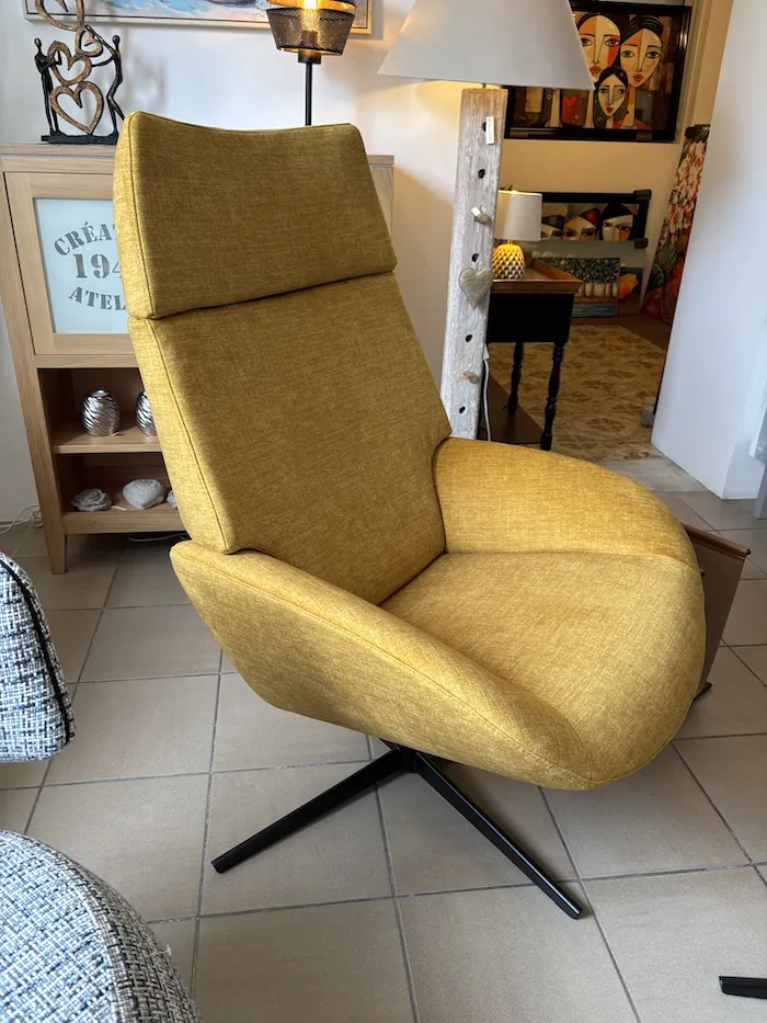 Fauteuil Lotus et son repose pieds ocre – Image 3