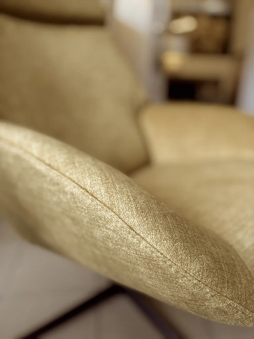 Fauteuil Lotus et son repose pieds ocre – Image 2