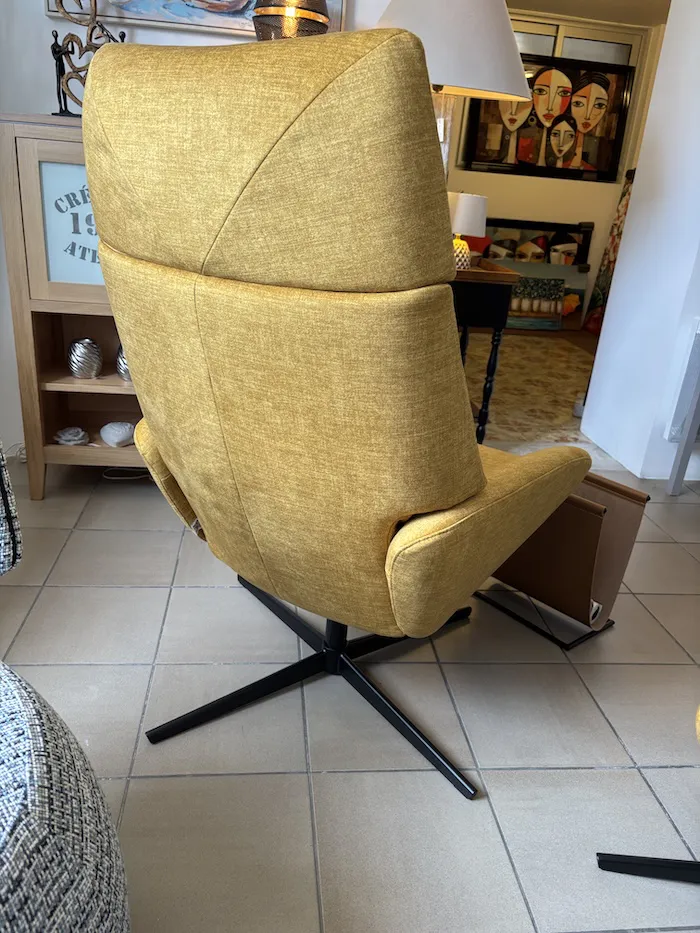 Fauteuil Lotus et son repose pieds ocre – Image 11