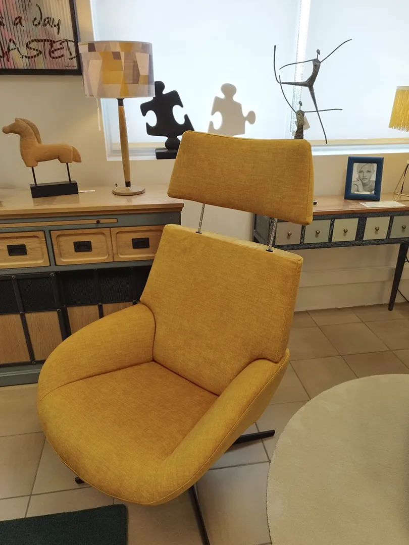 Fauteuil Lotus et son repose pieds ocre – Image 6