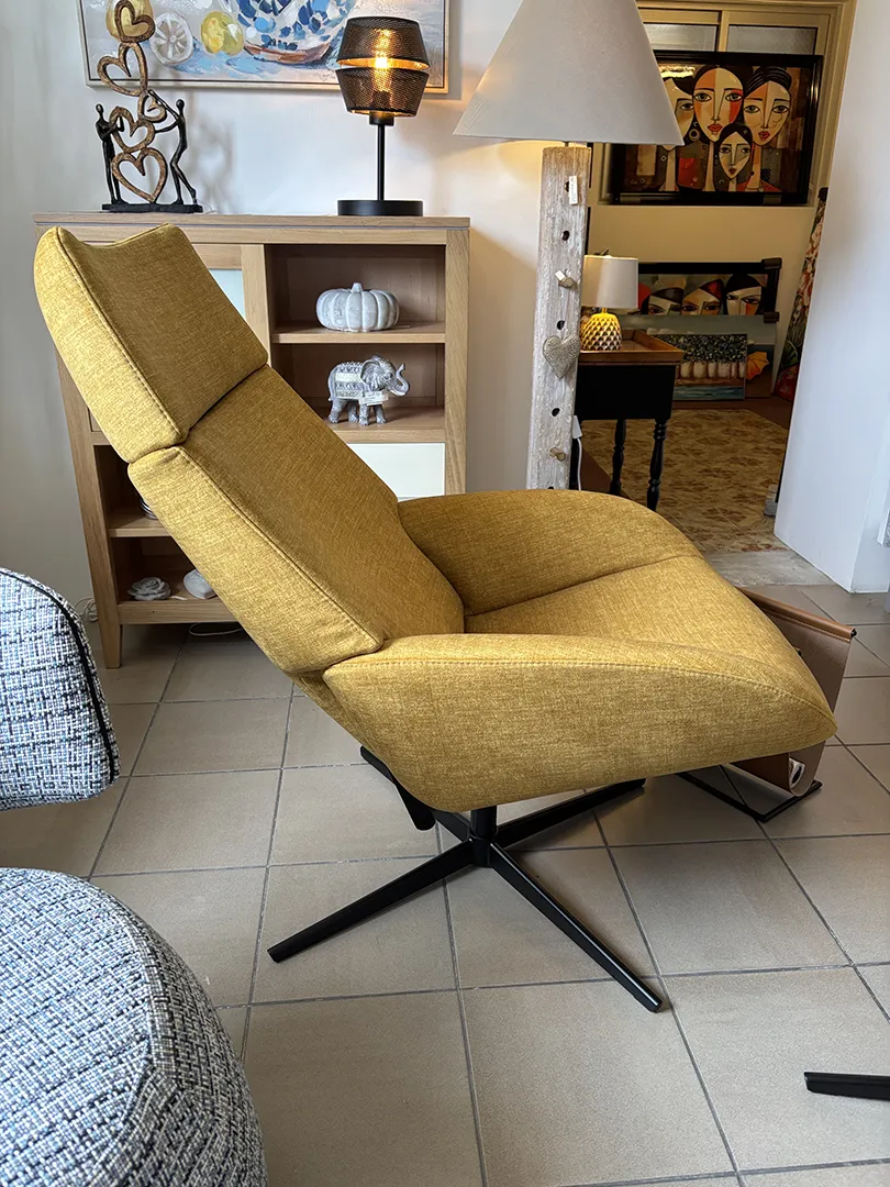 Fauteuil Lotus et son repose pieds ocre – Image 4