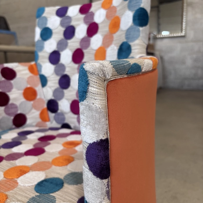 Fauteuil rotatif orange coloré