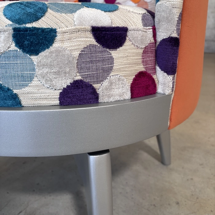 Fauteuil rotatif orange coloré