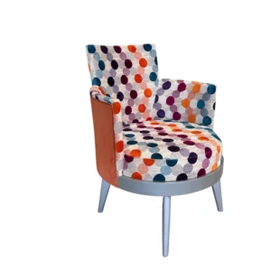 Fauteuil rotatif orange coloré