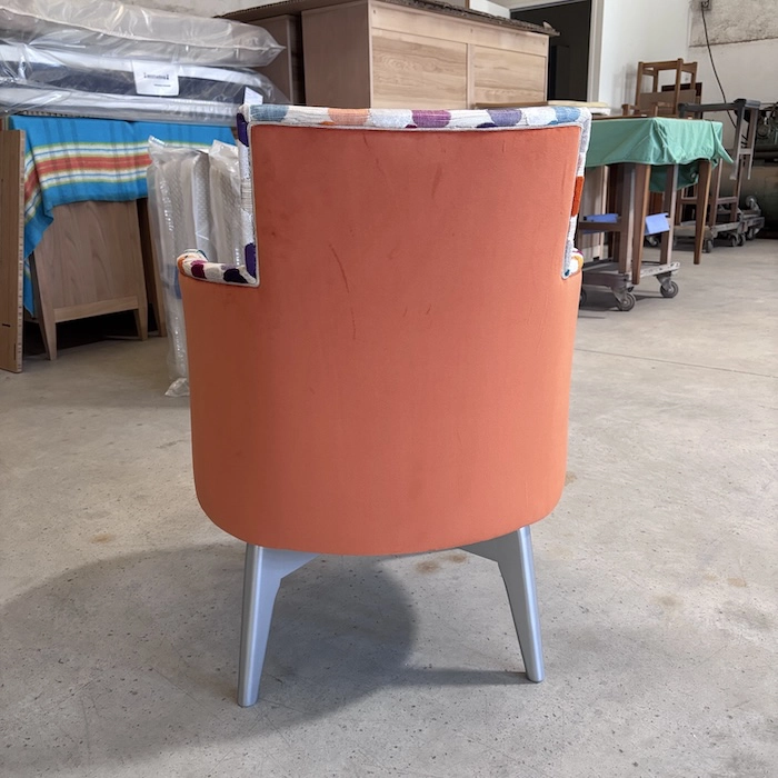 Fauteuil rotatif orange coloré
