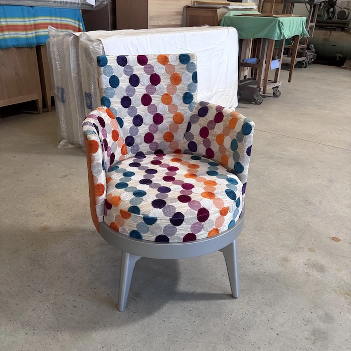 Fauteuil rotatif orange coloré