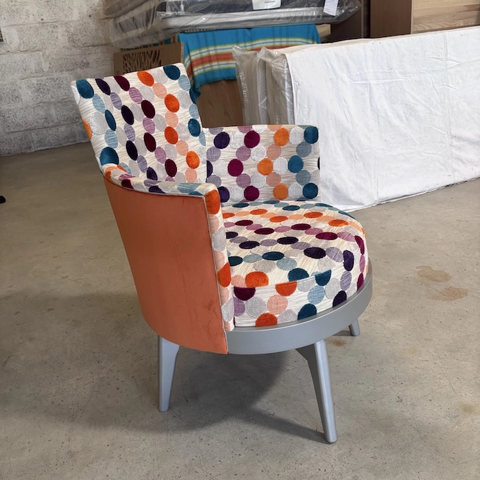 Fauteuil rotatif orange coloré