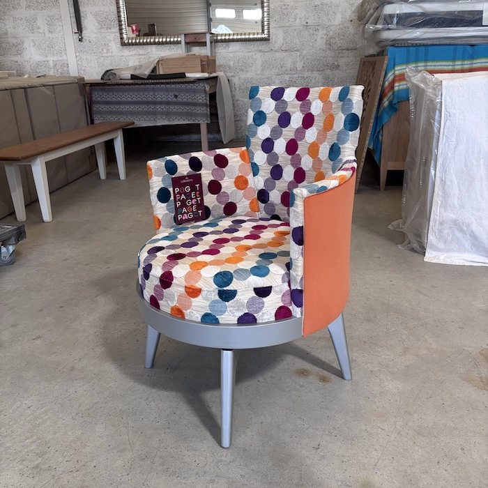 Fauteuil rotatif orange coloré