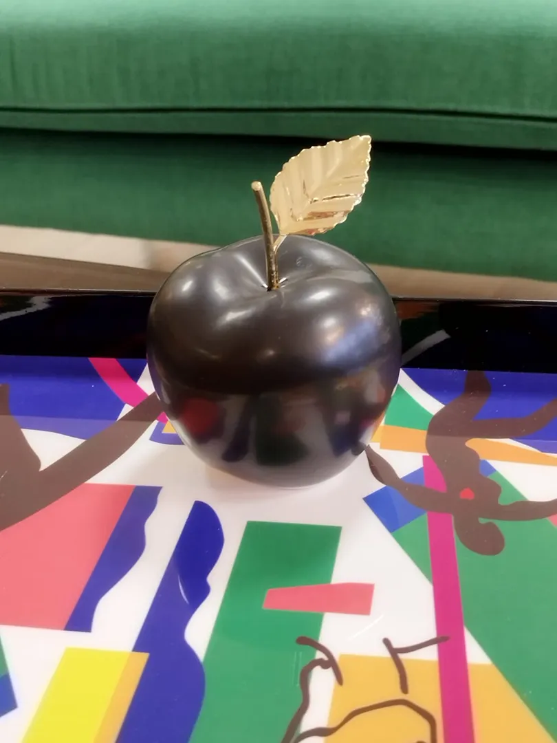 Pomme noire et dorée – Image 2
