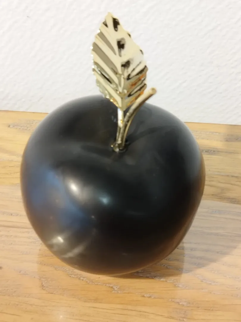 Pomme noire et dorée – Image 3