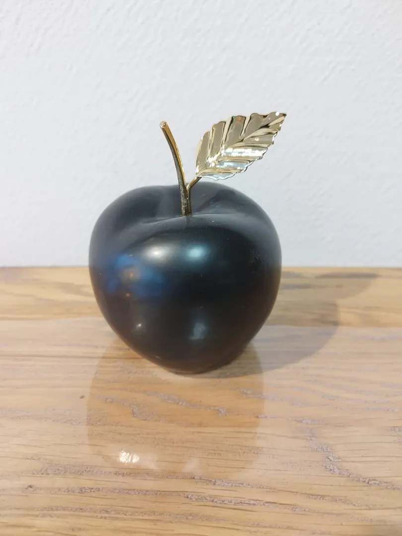 Pomme noire et dorée