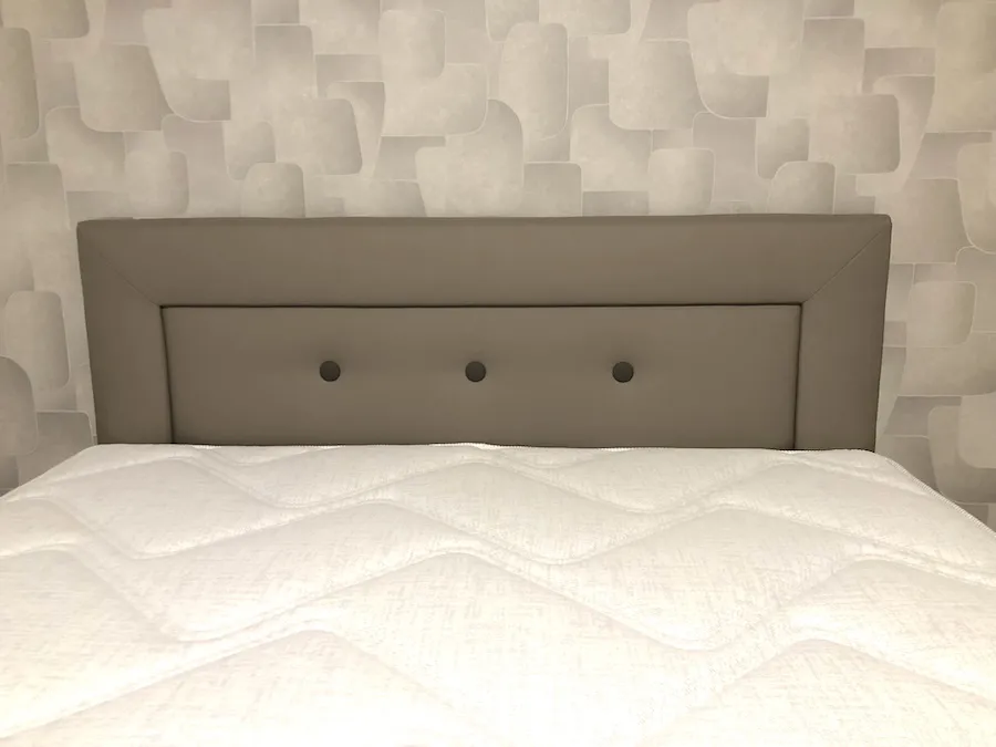 Tête de lit Madras taupe Boutons foncés