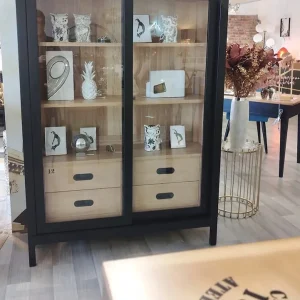 Vitrine d'atelier noire